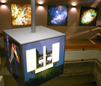 Hinterleuchtete Bilder im Treppenhaus der MPIA: von der Grafikabteilung ausgewählt und vorbereitet Hinterleuchtete Bilder im Treppenhaus der MPIA: von der Grafikabteilung ausgewählt und vorbereitet