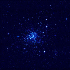 Gaias Testbild des jungen Sternhaufens NGC1818 in der Großen Magellanschen Wolke. Das abgebildete Himmelsareal entspricht rund einem sechzigstel der scheinbaren Größe des Vollmonds am Himmel. Die Verzerrung der Sternscheibchen ist ein Nebeneffekts des bei Gaia eingesetzten ungewöhnlichen optischen Systems, das für Gaias hochpräzise Positionsmessungen optimiert ist (rechteckige Spiegel und langgestreckte Pixel).