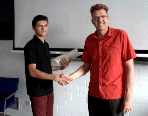Julian Baldauf (links) erhält die Urkunde des MPG-Azubipreises von MPIA-Direktor Hans-Walter Rix.