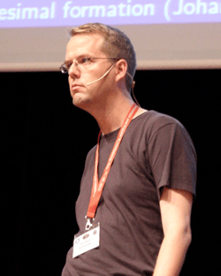 Anders Johansen, Gewinner des Harold C. Urey Preises, hier kürzlich auf der großen Protostars & Planets IV-Konferenz in Heidelberg. Anders Johansen, Gewinner des Harold C. Urey Preises, hier kürzlich auf der großen Protostars & Planets IV-Konferenz in Heidelberg.