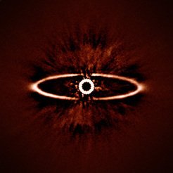Abbildung 1: Diese Infrarotaufnahme des Staubrings um den nahen Stern HR 4796A im südlichen Sternbild Centaurus ist eine der ersten Aufnahmen mit dem Instrument SPHERE. Es zeigt die herausragende Eigenschaft von SPHERE, das alles überstrahlende Licht des Sterns (Bildmitte) zu unterdrücken.
