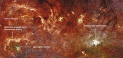 Abb. 1: Die Sternhaufen Arches- und Quintuplet-Haufen im Zentrum der Milchstraße: Die Wind- und Strahlungskräfte der massereichsten Sterne im Quintuplet-Haufen haben eine Art Höhle in die umgebenden Gaswolken gefressen (im Bild markiert). Auf ähnliche Weise werden auch die Staubscheiben um nahe Sterne in dieser strahlungsreichen Umgebung angegriffen. Weiteres Bildmaterial und hochaufgelöste Versionen siehe unten auf dieser Seite.