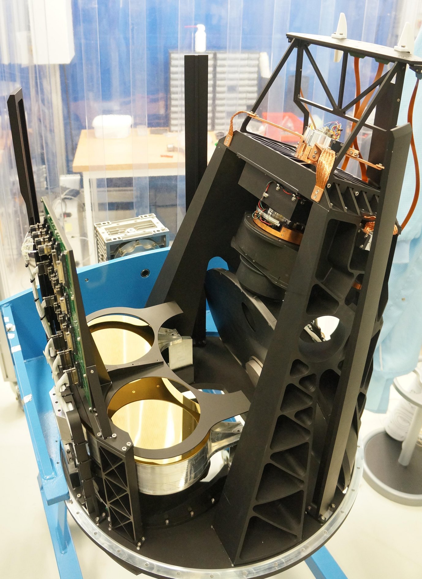 Cryogenic optics unit before its integration into the LINC-NIRVANA cryostat.It contains two high-precision metal mirrors, a filter wheel, a beam splitter wheel and the detetor unit.