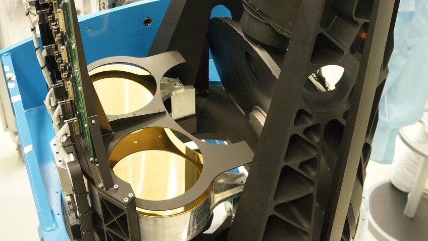 Cryogenic optics unit before its integration into the LINC-NIRVANA cryostat.It contains two high-precision metal mirrors, a filter wheel, a beam splitter wheel and the detetor unit. Cryogenic optics unit before its integration into the LINC-NIRVANA cryostat.It contains two high-precision metal mirrors, a filter wheel, a beam splitter wheel and the detetor unit.