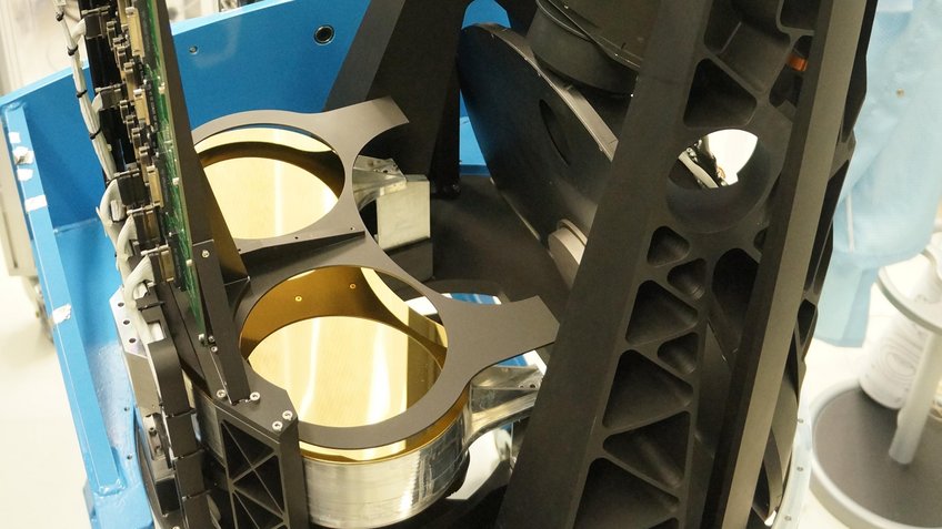 Kryogene Optikeinheit vor dem Einbau in den Kryostaten von LINC-NIRVANA.Sie enthält zwei hochpräzise Metallspiegel, ein Filterrad, einStrahlteilerrad und die Detektoreinheit. Kryogene Optikeinheit vor dem Einbau in den Kryostaten von LINC-NIRVANA.Sie enthält zwei hochpräzise Metallspiegel, ein Filterrad, einStrahlteilerrad und die Detektoreinheit.