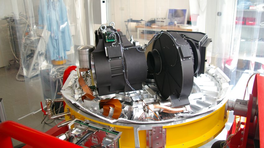 Geöffneter PANIC-Kryostat im Reinraumzelt. Geöffneter PANIC-Kryostat im Reinraumzelt.