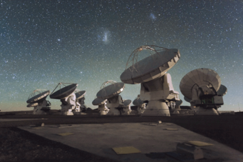 Abbildung 3: Antennen des Atacama Large Millimeter/submillimeter Array ALMA, eines Verbundteleskops auf der Chajnantor-Hochebene in den chilenischen Anden. Die Beobachtungen von Bolatto und seinen Kollegen nutzten eine reduzierte Version von ALMA, bei der 16 Antennen so zusammengeschaltet wurden, dass sie wie ein einziges Teleskop agierten. Letztlich werden bei ALMA 66 Antennen zusammengeschaltet werden. Abbildung 3: Antennen des Atacama Large Millimeter/submillimeter Array ALMA, eines Verbundteleskops auf der Chajnantor-Hochebene in den chilenischen Anden. Die Beobachtungen von Bolatto und seinen Kollegen nutzten eine reduzierte Version von ALMA, bei der 16 Antennen so zusammengeschaltet wurden, dass sie wie ein einziges Teleskop agierten. Letztlich werden bei ALMA 66 Antennen zusammengeschaltet werden.