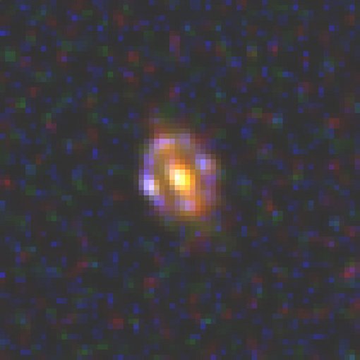 Abbildung 1: Aufnahme des Weltraumteleskops Hubble von J1000+0221, der entferntesten bekannten Gravitationslinse. Das Licht des massereichen Objekt, das als Linse wirkt, benötigt 9,4 Milliarden Jahre (z = 1,53) um uns zu erreichen. Die Vordergrundgalaxie (Linsenmasse) erscheint orange gefärbt, die Hintergrundgalaxie, die in Form eines Einsteinrings vergrößert wird, bläulich.Der bläuliche Einsteinring misst nur 0,7 Bogensekunden im Durchmesser (entsprechend eines Durchmessers von 19,000 Lichtjahren am Ort der Linse). Das ist weniger als 1/2500 des Durchmessers des Vollmonds und an der Grenze desjenigen, was herkömmliche bodengebundene Teleskope überhaupt abbilden können. Das Objekt ist so klein, dass in dem Bild bereits die Pixelstruktur des Detektorchips sichtbar wird.Das Farbbild wurde aus drei separaten Aufnahmen mit zwei Teleskope an Bord des Weltraumteleskops Hubble erstellt: zwei nahinfraroten Bildern der Wide Field Camera 3 (Quelle: NASA, ESA und CANDELS) und einem Bild der Advanced Camera for Surveys (Quelle: NASA, ESA, CANDELS und COSMOS). Abbildung 1: Aufnahme des Weltraumteleskops Hubble von J1000+0221, der entferntesten bekannten Gravitationslinse. Das Licht des massereichen Objekt, das als Linse wirkt, benötigt 9,4 Milliarden Jahre (z = 1,53) um uns zu erreichen. Die Vordergrundgalaxie (Linsenmasse) erscheint orange gefärbt, die Hintergrundgalaxie, die in Form eines Einsteinrings vergrößert wird, bläulich.Der bläuliche Einsteinring misst nur 0,7 Bogensekunden im Durchmesser (entsprechend eines Durchmessers von 19,000 Lichtjahren am Ort der Linse). Das ist weniger als 1/2500 des Durchmessers des Vollmonds und an der Grenze desjenigen, was herkömmliche bodengebundene Teleskope überhaupt abbilden können. Das Objekt ist so klein, dass in dem Bild bereits die Pixelstruktur des Detektorchips sichtbar wird.Das Farbbild wurde aus drei separaten Aufnahmen mit zwei Teleskope an Bord des Weltraumteleskops Hubble erstellt: zwei nahinfraroten Bildern der Wide Field Camera 3 (Quelle: NASA, ESA und CANDELS) und einem Bild der Advanced Camera for Surveys (Quelle: NASA, ESA, CANDELS und COSMOS).