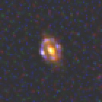 Abbildung 1: Aufnahme des Weltraumteleskops Hubble von J1000+0221, der entferntesten bekannten Gravitationslinse. Das Licht des massereichen Objekt, das als Linse wirkt, benötigt 9,4 Milliarden Jahre (z = 1,53) um uns zu erreichen. Die Vordergrundgalaxie (Linsenmasse) erscheint orange gefärbt, die Hintergrundgalaxie, die in Form eines Einsteinrings vergrößert wird, bläulich.Der bläuliche Einsteinring misst nur 0,7 Bogensekunden im Durchmesser (entsprechend eines Durchmessers von 19,000 Lichtjahren am Ort der Linse). Das ist weniger als 1/2500 des Durchmessers des Vollmonds und an der Grenze desjenigen, was herkömmliche bodengebundene Teleskope überhaupt abbilden können. Das Objekt ist so klein, dass in dem Bild bereits die Pixelstruktur des Detektorchips sichtbar wird.Das Farbbild wurde aus drei separaten Aufnahmen mit zwei Teleskope an Bord des Weltraumteleskops Hubble erstellt: zwei nahinfraroten Bildern der Wide Field Camera 3 (Quelle: NASA, ESA und CANDELS) und einem Bild der Advanced Camera for Surveys (Quelle: NASA, ESA, CANDELS und COSMOS). Abbildung 1: Aufnahme des Weltraumteleskops Hubble von J1000+0221, der entferntesten bekannten Gravitationslinse. Das Licht des massereichen Objekt, das als Linse wirkt, benötigt 9,4 Milliarden Jahre (z = 1,53) um uns zu erreichen. Die Vordergrundgalaxie (Linsenmasse) erscheint orange gefärbt, die Hintergrundgalaxie, die in Form eines Einsteinrings vergrößert wird, bläulich.Der bläuliche Einsteinring misst nur 0,7 Bogensekunden im Durchmesser (entsprechend eines Durchmessers von 19,000 Lichtjahren am Ort der Linse). Das ist weniger als 1/2500 des Durchmessers des Vollmonds und an der Grenze desjenigen, was herkömmliche bodengebundene Teleskope überhaupt abbilden können. Das Objekt ist so klein, dass in dem Bild bereits die Pixelstruktur des Detektorchips sichtbar wird.Das Farbbild wurde aus drei separaten Aufnahmen mit zwei Teleskope an Bord des Weltraumteleskops Hubble erstellt: zwei nahinfraroten Bildern der Wide Field Camera 3 (Quelle: NASA, ESA und CANDELS) und einem Bild der Advanced Camera for Surveys (Quelle: NASA, ESA, CANDELS und COSMOS).