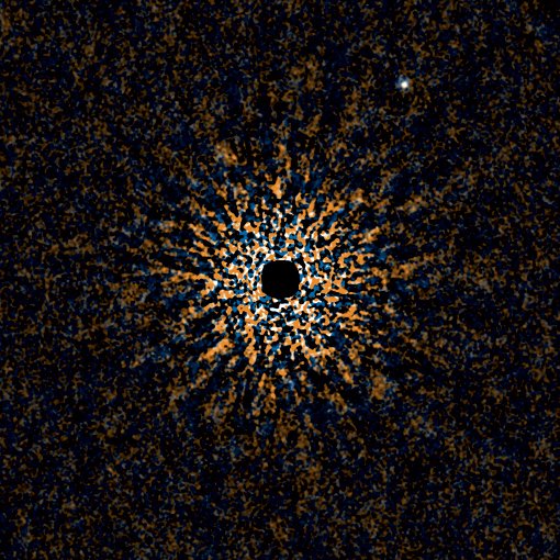 Abbildung 1: Nahinfrarot-Falschfarbenbild des "zweiten Jupiter" GJ 504b, der den sonnenartigen Stern GJ 504 umkreist, aufgenommen mit dem Subaru-Teleskop. Licht des Sterns, der sich in der Bildmitte befindet, wurde mechanisch und durch systematische Bildbearbeitung unterdrückt. Reste des Lichts sind als Bildstörungen (Ring um den zentralen schwarzen Bereich) zu sehen. Dies ist der bislang kälteste und möglicherweise auch der leichtest Exoplanet, von dem eine solche Aufnahme gelungen ist. Es handelt sich um das erste Bild eines Planeten, der einen sonnenartigen Stern (Spektraltyp G) umkreist.