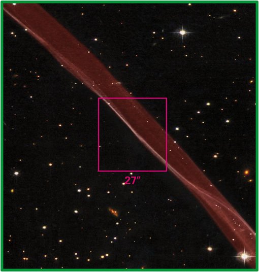 Abbildung 2: Nahaufnahme eines Teils der Schockfront des Supernovaüberrests SN 1006, aufgenommen mit dem Weltraumteleskop Hubble. Gezeigt ist charakteristisches Licht (»H-alpha«), das von Wasserstoffatomen ausgesandt wird. Der von Nikolić et al. untersuchte Bereich ist als Kästchen eingezeichnet. Abbildung 2: Nahaufnahme eines Teils der Schockfront des Supernovaüberrests SN 1006, aufgenommen mit dem Weltraumteleskop Hubble. Gezeigt ist charakteristisches Licht (»H-alpha«), das von Wasserstoffatomen ausgesandt wird. Der von Nikolić et al. untersuchte Bereich ist als Kästchen eingezeichnet.
