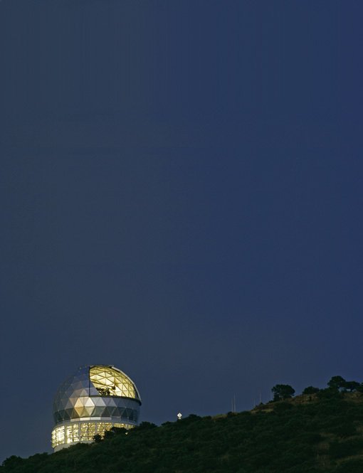 Abbildung 3: Abendbild mit dem Hobby-Eberly-Teleskop am McDonald-Observatorium in Texas. Mit Hilfe dieses Teleskops nahm Remco van den Bosch (MPIA) die Spektren von 700 Galaxien auf – erster Schritt einer systematischen Suche nach den massereichsten galaktischen Schwarzen Löchern.