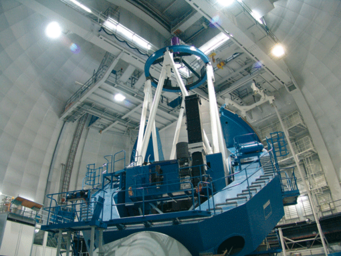 Abbildung 2: Das 3,5-Meter-Spiegelteleskop von Zeiss am Calar Alto-Observatorium. Dieses Teleskop wurde bei den CALIFA-Beobachtungen eingesetzt. Abbildung 2: Das 3,5-Meter-Spiegelteleskop von Zeiss am Calar Alto-Observatorium. Dieses Teleskop wurde bei den CALIFA-Beobachtungen eingesetzt.