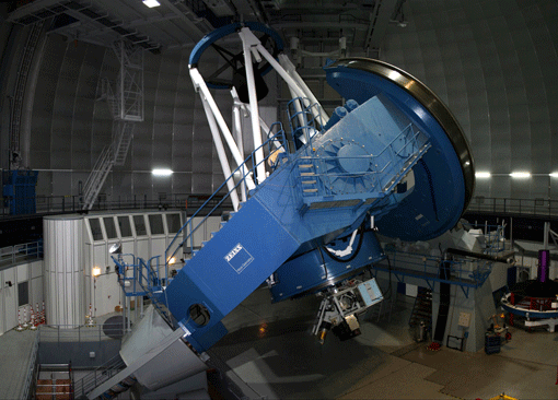 Abbildung 3: Das 3,5-Meter-Zeiss-Spiegelteleskop am Calar-Alto-Observatorium. Hinten am Teleskop ist der PMAS-Spektrograf installiert, der für die CALIFA-Durchmusterung verwendet wurde. Abbildung 3: Das 3,5-Meter-Zeiss-Spiegelteleskop am Calar-Alto-Observatorium. Hinten am Teleskop ist der PMAS-Spektrograf installiert, der für die CALIFA-Durchmusterung verwendet wurde.