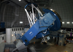 Abbildung 3: Das 3,5-Meter-Zeiss-Spiegelteleskop am Calar-Alto-Observatorium. Hinten am Teleskop ist der PMAS-Spektrograf installiert, der für die CALIFA-Durchmusterung verwendet wurde.