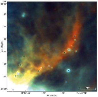 Abbildung 4: Ein Falschfarbenbild der Molekülwolke IRDC316.72+0.07. Jedes "+" zeigt die Lage eines Wolkenkerns an, in dem in Zukunft ein junger Stern geboren werden dürfte. Diese frühe Phase der Sternentstehung ist jetzt mit Herschel erstmals beobachtet worden. Das Bild beruht auf Infrarotdaten, die mit dem Instrument PACS des Weltraumteleskops Herschel gewonnen wurden. Die drei Farben stehen dabei für drei verschiedene Wellenlängen im Ferninfrarotbereich: 70 Mikrometer (blau), 100 Mikrometer (grün) und 160 Mikrometer (rot). Abbildung 4: Ein Falschfarbenbild der Molekülwolke IRDC316.72+0.07. Jedes "+" zeigt die Lage eines Wolkenkerns an, in dem in Zukunft ein junger Stern geboren werden dürfte. Diese frühe Phase der Sternentstehung ist jetzt mit Herschel erstmals beobachtet worden. Das Bild beruht auf Infrarotdaten, die mit dem Instrument PACS des Weltraumteleskops Herschel gewonnen wurden. Die drei Farben stehen dabei für drei verschiedene Wellenlängen im Ferninfrarotbereich: 70 Mikrometer (blau), 100 Mikrometer (grün) und 160 Mikrometer (rot).