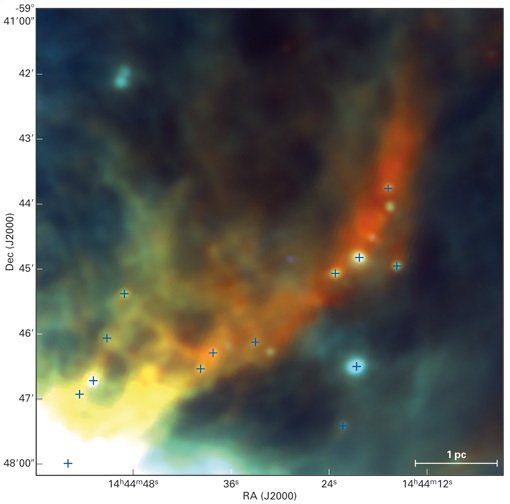 Abbildung 4: Ein Falschfarbenbild der Molekülwolke IRDC316.72+0.07. Jedes "+" zeigt die Lage eines Wolkenkerns an, in dem in Zukunft ein junger Stern geboren werden dürfte. Diese frühe Phase der Sternentstehung ist jetzt mit Herschel erstmals beobachtet worden. Das Bild beruht auf Infrarotdaten, die mit dem Instrument PACS des Weltraumteleskops Herschel gewonnen wurden. Die drei Farben stehen dabei für drei verschiedene Wellenlängen im Ferninfrarotbereich: 70 Mikrometer (blau), 100 Mikrometer (grün) und 160 Mikrometer (rot). Abbildung 4: Ein Falschfarbenbild der Molekülwolke IRDC316.72+0.07. Jedes "+" zeigt die Lage eines Wolkenkerns an, in dem in Zukunft ein junger Stern geboren werden dürfte. Diese frühe Phase der Sternentstehung ist jetzt mit Herschel erstmals beobachtet worden. Das Bild beruht auf Infrarotdaten, die mit dem Instrument PACS des Weltraumteleskops Herschel gewonnen wurden. Die drei Farben stehen dabei für drei verschiedene Wellenlängen im Ferninfrarotbereich: 70 Mikrometer (blau), 100 Mikrometer (grün) und 160 Mikrometer (rot).