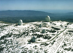 Abb. 2: Blick von Norden auf die Teleskope des Calar Alto. Von links nach rechts: die Kuppeln des 2.2-m-Teleskops, des spanischen 1.5-m-Teleskops, des 1.2-m-Teleskops, des Schmidt-Spiegels und des 3.5-m-Teleskops.