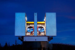 Abb. 3: Das Lange Binocular Teleskop (LBT) ist das größte Einzelteleskop der Erde. Zwei 8,4-m-Spiegel lassen sich auf einer gemeinsamen Montierung an einen Punkt des Himmels richten. Es befindet sich auf dem Mt. Graham im US-Bundesstaat Arizona.