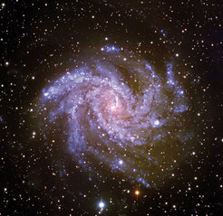 Abb. 5: Die Galaxie NGC 6946 im optischen Spektralbereich, aufgenommen mit dem Large Binocular Telescope (LBT) in Arizona, USA, an dessen Bau und Nutzung fünf deutsche Institute mit 25 Prozent beteiligt sind. Das LBT ist das größte Einzelteleskop der Welt.