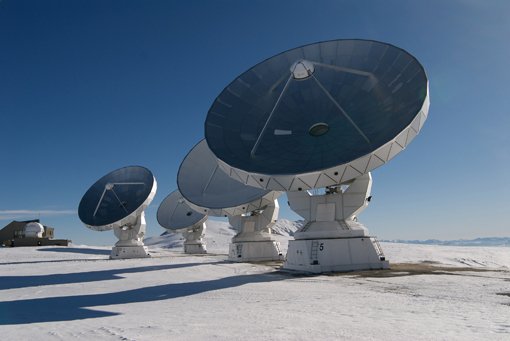 Abbildung 4: Vier Antennen des IRAM-Interferometers auf dem Plateau de Bure. Mit diesem Verbundteleskop wurden die ersten der Spektrallinien von HDF850.1 gefunden, mit deren Hilfe sich die Entfernung der Submillimeter-Galaxie bestimmen ließ. Abbildung 4: Vier Antennen des IRAM-Interferometers auf dem Plateau de Bure. Mit diesem Verbundteleskop wurden die ersten der Spektrallinien von HDF850.1 gefunden, mit deren Hilfe sich die Entfernung der Submillimeter-Galaxie bestimmen ließ.