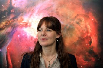 Abbildung 2: Lisa Kaltenegger vom Max-Planck-Institut für Astronomie Heidelberg erhält den angesehenen Heinz-Maier-Leibnitz-Preis der Deutschen Forschungsgemeinschaft für ihre Erforschung der Atmosphären von Planeten außerhalb des Sonnensystems. Abbildung 2: Lisa Kaltenegger vom Max-Planck-Institut für Astronomie Heidelberg erhält den angesehenen Heinz-Maier-Leibnitz-Preis der Deutschen Forschungsgemeinschaft für ihre Erforschung der Atmosphären von Planeten außerhalb des Sonnensystems.