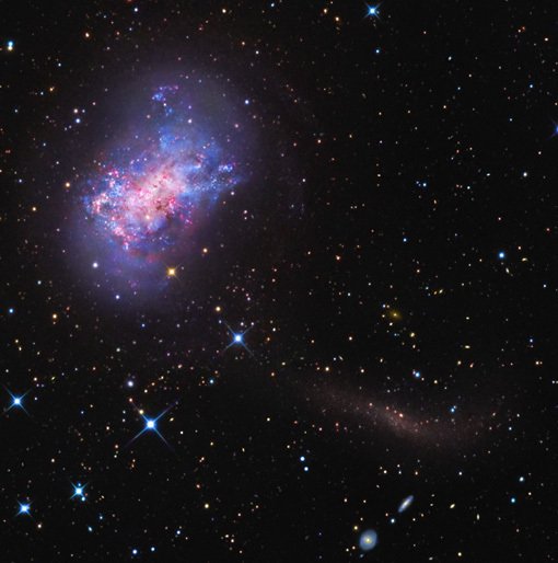 Abbildung 1: Die Zwerggalaxie NGC 4449 (oben links) und die noch kleinere Galaxie, die dabei ist, von ihr verschlungen zu werden (unten rechts). Abbildung 1: Die Zwerggalaxie NGC 4449 (oben links) und die noch kleinere Galaxie, die dabei ist, von ihr verschlungen zu werden (unten rechts).