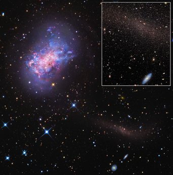 Abbildung 2: Die Zwerggalaxie NGC 4449 (oben links) und die noch kleinere Galaxie, die dabei ist, von ihr verschlungen zu werden (unten rechts). Kleines Bild: Nahaufnahme der kleineren Galaxie, die von NGC 4449 verschlungen werden wird. In diesem Bild mit dem SUBARU-Teleskop sind einzelne Sterne der Galaxie zu erkennen. Abbildung 2: Die Zwerggalaxie NGC 4449 (oben links) und die noch kleinere Galaxie, die dabei ist, von ihr verschlungen zu werden (unten rechts). Kleines Bild: Nahaufnahme der kleineren Galaxie, die von NGC 4449 verschlungen werden wird. In diesem Bild mit dem SUBARU-Teleskop sind einzelne Sterne der Galaxie zu erkennen.