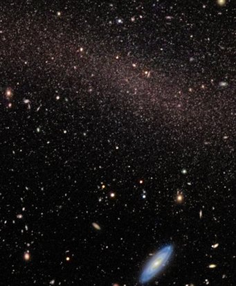 Abbildung 3: Nahaufnahme der kleineren Galaxie, die von NGC 4449 verschlungen werden wird. In diesem Bild mit dem Subaru-Teleskop sind einzelne Sterne der Galaxie zu erkennen. Abbildung 3: Nahaufnahme der kleineren Galaxie, die von NGC 4449 verschlungen werden wird. In diesem Bild mit dem Subaru-Teleskop sind einzelne Sterne der Galaxie zu erkennen.