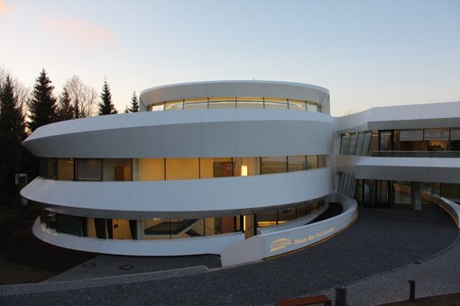 Abbildung 1: Das galaxienförmige neue Gebäude des Hauses der Astronomie. Abbildung 1: Das galaxienförmige neue Gebäude des Hauses der Astronomie.