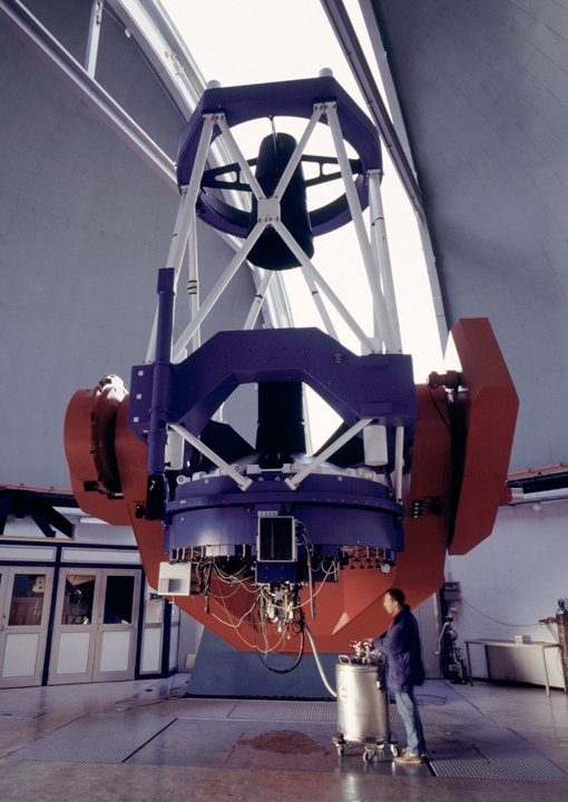Abbildung 2: Das 2,2 Meter-ESO/MPG-Teleskope am ESO-Observatorium La Silla in Chile ist seit 1984 in Betrieb. Es handelt sich um eine Leihgabe der Max-Planck-Gesellschaft an die ESO. Der Nachweis des neuen Exoplaneten gelang mit dem hochauflösenden Spektrografen FEROS, der von einem europäischen Konsortium unter der Leitung der Landessternwarte Königstuhl in Heidelberg gebaut wurde.