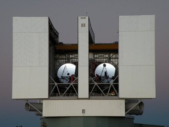 Abbildung 3: Das Large Binocular Telescope (LBT) auf dem Mount Graham in Arizona. Mit seinen beiden Hauptspiegeln von jeweils 8.4m Durchmesser ist das LBT das größte Einzelteleskop der Welt. Die deutsche LBT-Beteiligungsgesellschaft (LBTB, siehe oben) ist einer der Hauptpartner in diesem Projekt. Abbildung 3: Das Large Binocular Telescope (LBT) auf dem Mount Graham in Arizona. Mit seinen beiden Hauptspiegeln von jeweils 8.4m Durchmesser ist das LBT das größte Einzelteleskop der Welt. Die deutsche LBT-Beteiligungsgesellschaft (LBTB, siehe oben) ist einer der Hauptpartner in diesem Projekt.