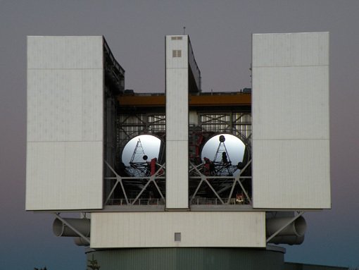 Abbildung 3: Das Large Binocular Telescope (LBT) auf dem Mount Graham in Arizona. Mit seinen beiden Hauptspiegeln von jeweils 8.4m Durchmesser ist das LBT das größte Einzelteleskop der Welt. Die deutsche LBT-Beteiligungsgesellschaft (LBTB, siehe oben) ist einer der Hauptpartner in diesem Projekt.