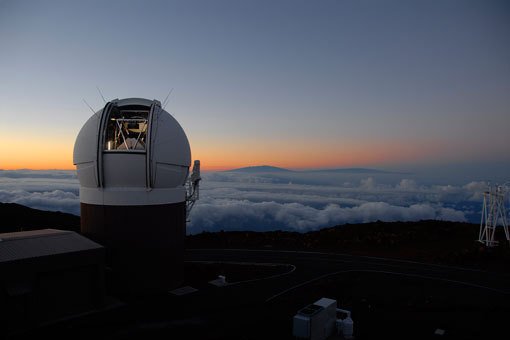 Abb. 1: Das Pan-STARRS1 Observatorium kurz vor Sonnenaufgang auf dem Haleakala, Maui. Abb. 1: Das Pan-STARRS1 Observatorium kurz vor Sonnenaufgang auf dem Haleakala, Maui.