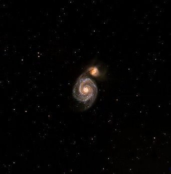 Abb. 2: Die Galaxie M51 und ihr Begleiter NGC5195, aufgenommen mit Pan-STARRS1. Betrachtet man das Bild in voller Auflösung, dann entspricht jedes Pixel 0,26 Bogensekunden. Abb. 2: Die Galaxie M51 und ihr Begleiter NGC5195, aufgenommen mit Pan-STARRS1. Betrachtet man das Bild in voller Auflösung, dann entspricht jedes Pixel 0,26 Bogensekunden.