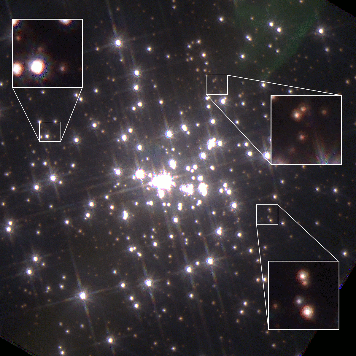 Abb. 2: Gif-Animation zum Vergleich von Beobachtungen, die 1997 und 2007 mit der Wide Field/Planetary Camera 2 des Weltraumteleskops Hubble vorgenommen wurden und den zentralen kompakten Sternhaufen in NGC 3603 zeigen (Falschfarbenbild; Kombination von Bildern durch drei verschiedene Filter). Zu sehen ist ein Himmelsausschnitt von ca. 35 mal 35 Bogensekunden. Vergrößert sind einige Vordergrundsterne hervorgehoben, deren Bewegung im Laufe der zehn Jahre beim Vergleich direkt sichtbar ist. Die meisten Sterne des Haufens selbst bewegen sich in diesem Zeitraum nur um rund ein Zehntel eines Pixels; ihre Bewegung kann nur durch aufwändige Datenanalyse nachgewiesen werden.
