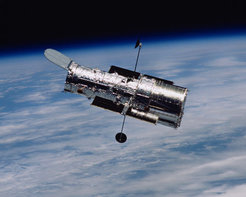 Abb. 3: Das Hubble-Weltraumteleskop in der Erdumlaufbahn. Das Bild wurde 2002 nach dem erfolgreichen Abschluss der Service-Mission 3B aufgenommen.