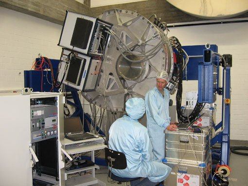 Abbildung 4a LUCIFER in der Montagehalle des Max-Planck-Instituts für Astronomie in Heidelberg (Sommer 2008)