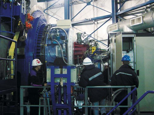 Abbildung 2: Das Instrument NaCo, angebracht am Very Large Telescope der ESO auf dem Paranal in Chile. NaCo ist eine Kombination adaptiver Optik (die Bildstörungen durch Turbulenzen in der Erdatmosphäre ausgleicht) und der Kamera-Spektrografen-Kombination CONICA, die am Max-Planck-Institut für Astronomie und am Max-Planck-Institut für Extraterrestrische Physik entwickelt wurde. Abbildung 2: Das Instrument NaCo, angebracht am Very Large Telescope der ESO auf dem Paranal in Chile. NaCo ist eine Kombination adaptiver Optik (die Bildstörungen durch Turbulenzen in der Erdatmosphäre ausgleicht) und der Kamera-Spektrografen-Kombination CONICA, die am Max-Planck-Institut für Astronomie und am Max-Planck-Institut für Extraterrestrische Physik entwickelt wurde.