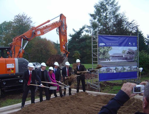 Abb. 1: Am 13. Oktober 2009 erfolgte der erste offizielle Spatenstich für das Haus der Astronomie auf dem Gelände des MPIA. Auf dem Bild zu sehen sind von links nach rechts: Prof. Kurt Roth (Prorektor der Universität Heidelberg), Manfred Bernhardt (Architekten Bernhardt + Partner, Darmstadt), Beate Spiegel (Klaus-Tschira-Stiftung), Prof. Thomas Henning (Geschäftsf. Direktor des Max-Planck-Institut für Astronomie), Prof. Herbert Jäckle (Vizepräsident der Max-Planck-Gesellschaft), und Dr. Eckart Würzner (Oberbürgermeister der Stadt Heidelberg).
