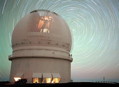 Abb. 3. Das Canada-France-Hawaii-Teleskop auf dem Mauna Kea in Hawaii. Mit diesem  Teleskop wurden die Bilddaten für das PAndAS-Projekt aufgenommen.