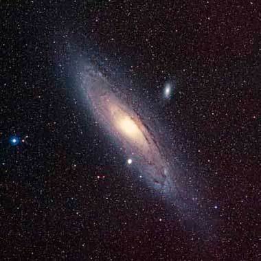 Abb. 4. Dieses zusätzliche Bild ist nicht im Rahmen der hier beschriebenen Forschung entstanden, zeigt aber ihr Zielobjekt: Die Andromeda-Galaxie, aufgenommen von Kurt Birkle (Max-Planck-Institut für Astronomie) durch das Schmidt-Teleskop der Calar-Alto-Sternwarte.