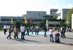 Abb. 3: Letztes Jahr um diese Zeit. Am Tag der offenen Tür (25. September 2005) zeigte sich das Institutsgebäude noch im ursprünglichen Zustand – ohne Aufstockung.