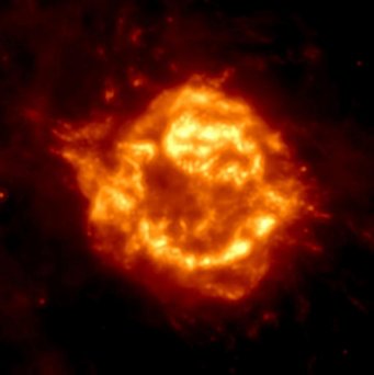 Abb. 1: Der Supernova-Überrest Cassiopeia A, aufgenommen mit dem Weltraum- Observatorium SPITZER bei einer Wellenlänge von 24 Mikrometern. Dieses Infrarotbild zeigt die Emission des von der Supernova erzeugten warmen Staubes, der eine Gesamtmasse von nur 0,002 Sonnenmassen aufweist. Abb. 1: Der Supernova-Überrest Cassiopeia A, aufgenommen mit dem Weltraum- Observatorium SPITZER bei einer Wellenlänge von 24 Mikrometern. Dieses Infrarotbild zeigt die Emission des von der Supernova erzeugten warmen Staubes, der eine Gesamtmasse von nur 0,002 Sonnenmassen aufweist.
