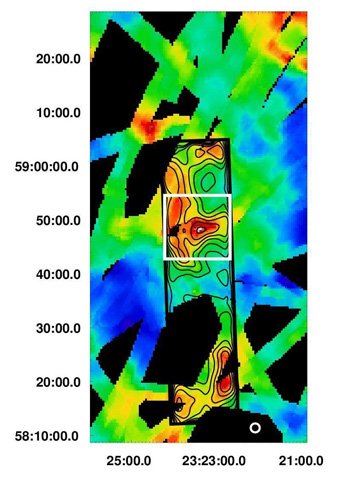 Abb. 2: Die Umgebung von Cas A, gesehen in der ISOPHOT Zufallsdurchmusterung bei einer Wellenlänge von 170 Mikrometern . Bei dieser Wellenlänge im fernen Infraroten ist die Emission sehr kalten Staubes zu erkennen. Cas A (im Zentrum) ist offensichtlich überdeckt von einer ausgedehnten Staubwolke im Vordergrund. Die Konturen innerhalb des schwarzen Rechtecks zeigen Messungen von SPITZER bei 160 mm, die mit den ISO-Messungen exzellent übereinstimmen.