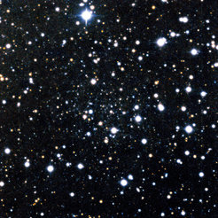 Abb. 2: Andromeda IX, die lichtschwächste jemals entdeckte Galaxie. Die meisten Sterne auf diesem Bild stehen im Vordergrund und gehören unserem eigenen Milchstraßensystem an. Andromeda IX ist als die minimale Konzentration schwacher Sterne in der Bildmitte kaum zu erkennen. Diese Galaxie ist einige 100000 Mal schwächer als die Andromeda-Galaxie oder unser Milchstraßensystem, ihr Durchmesser beträgt etwa 3000 Lichtjahre, ihre Entfernung zwei Millionen Lichtjahre.