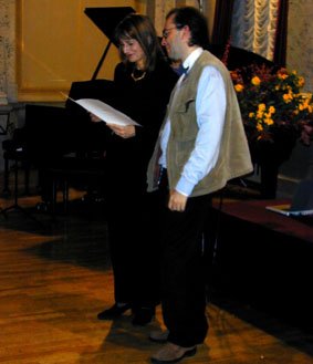 Abb. 1: Wolfgang-Paul-Preis für Roberto Ragazzoni. Im Bild zusammen mit der Bundesministerin für Bildung und Forschung Edelgard Bulmahn während der Preisverleihung in Berlin am 6. November 2001. Dr. Ragazzoni wird den mit vier Millionen DM dotierten Preis benutzen für ein Forschungsprojekt am Max-Planck-Institut für Astronomie in Heidelberg. Abb. 1: Wolfgang-Paul-Preis für Roberto Ragazzoni. Im Bild zusammen mit der Bundesministerin für Bildung und Forschung Edelgard Bulmahn während der Preisverleihung in Berlin am 6. November 2001. Dr. Ragazzoni wird den mit vier Millionen DM dotierten Preis benutzen für ein Forschungsprojekt am Max-Planck-Institut für Astronomie in Heidelberg.