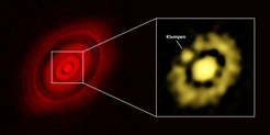 Abbildung 2: Die protoplanetare Staubscheibe um den jungen Stern HL Tauri, links: frühere Beobachtungen mit dem ALMA-Observatorium, die durch Lücken getrennte helle Lücken zeigten; rechts: die neuen Beobachtungen mit dem VLA, die zusätzliche Strukturen der inneren Ringe sichtbar machen. Bei dem als Klumpen gekennzeichneten Objekt dürfte es sich um ein Planetenembryo handeln - eine Region, in der gerade ein Planet entsteht.