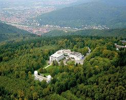 Abb. 1: Das Max-Planck-Institut für Astronomie (MPIA) auf dem Königstuhl bei Heidelberg. Vorne links das Astrolabor mit seinen zwei Kuppeln, im Hintergrund die Stadt und der Neckar.