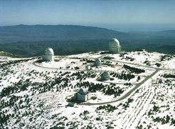 Abb. 2: Blick von Norden auf die Teleskope des Calar Alto. Von links nach rechts: die Kuppeln des 2.2-m-Teleskops, des spanischen 1.5-m-Teleskops, des 1.2-m-Teleskops, des Schmidt-Spiegels und des 3.5-m-Teleskops.
